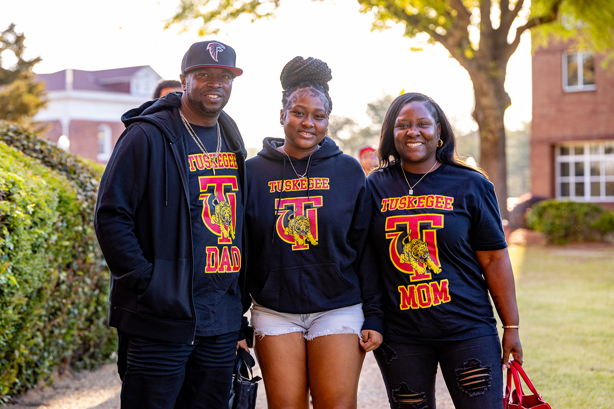 A prospective student and her family