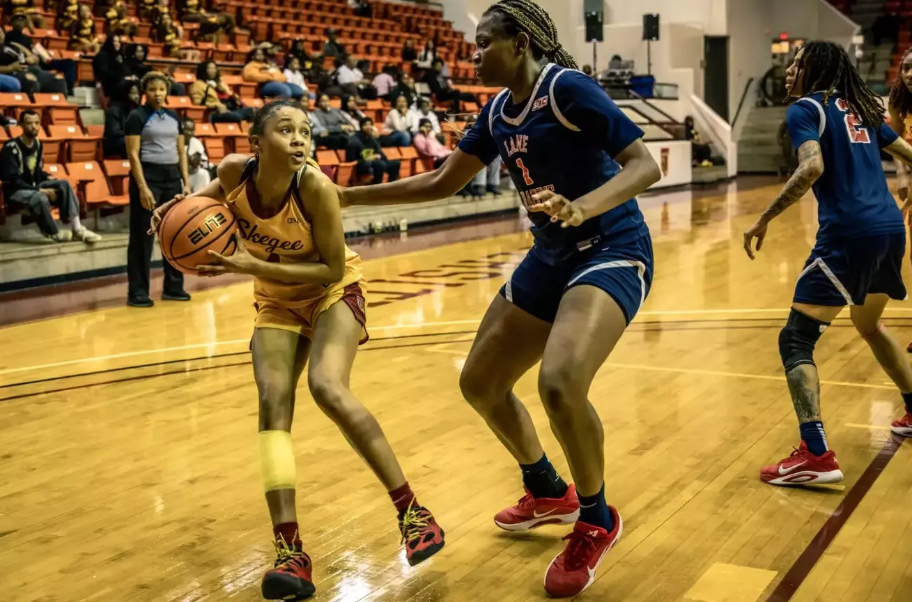 Women basketball players on the court