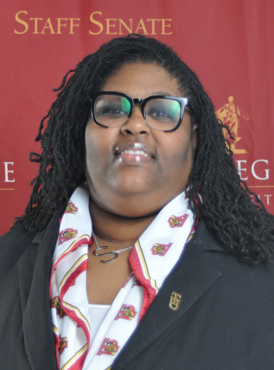 Headshot of Dr. Lindsey Lunsford