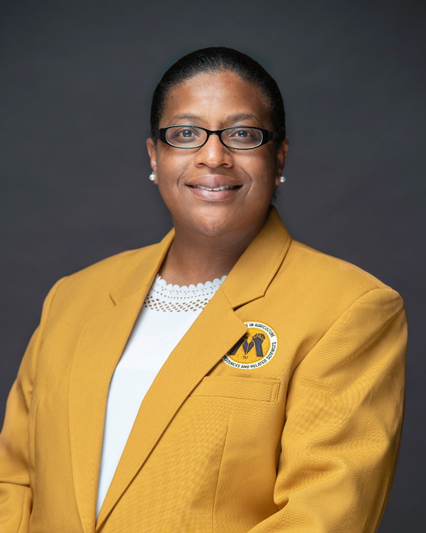Headshot of Dr. Lindsey Lunsford