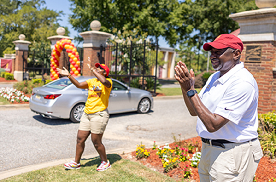 TU President greets new students at front gate