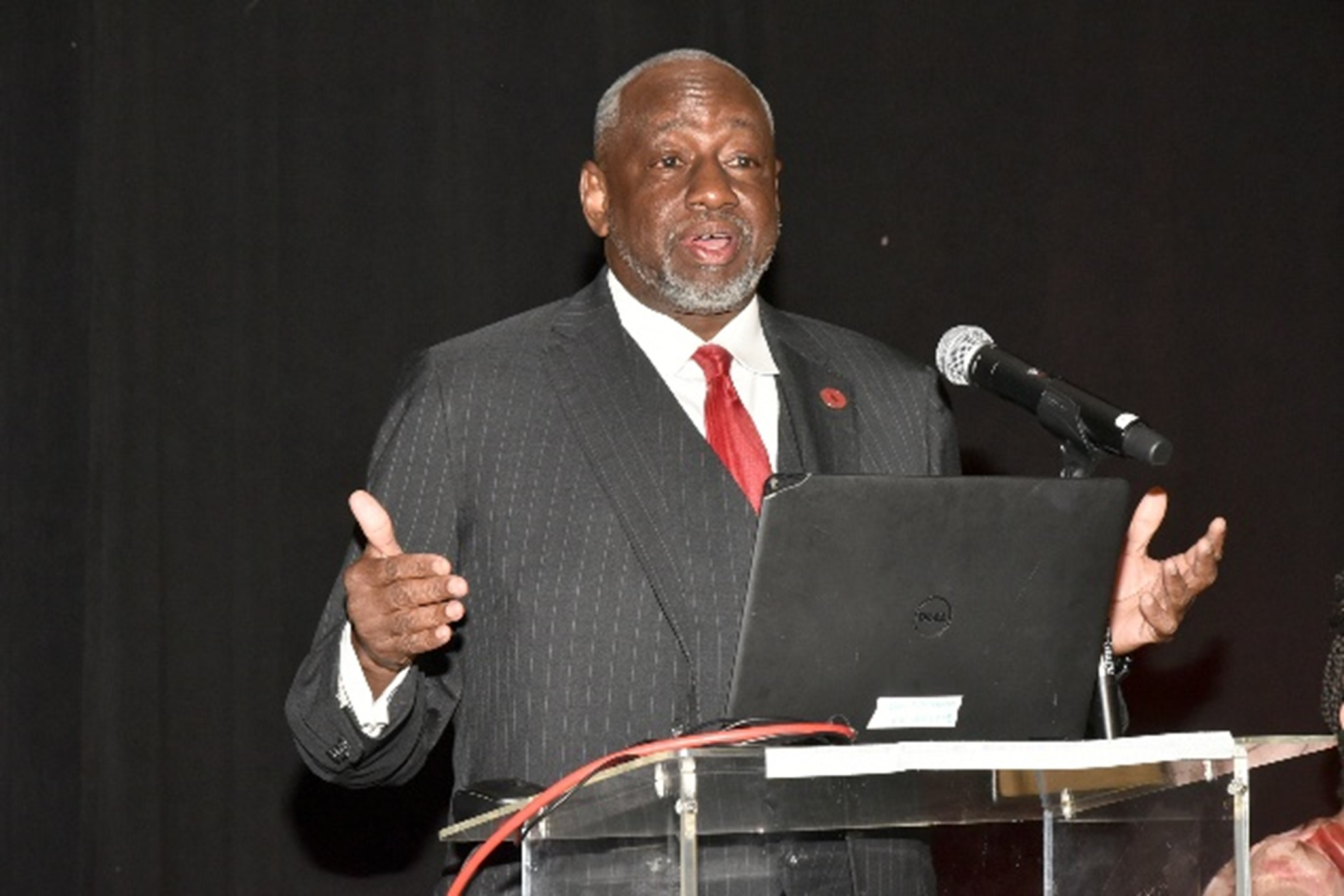 Dr. Mark Brown addresses veterinary audience during alumni gala.