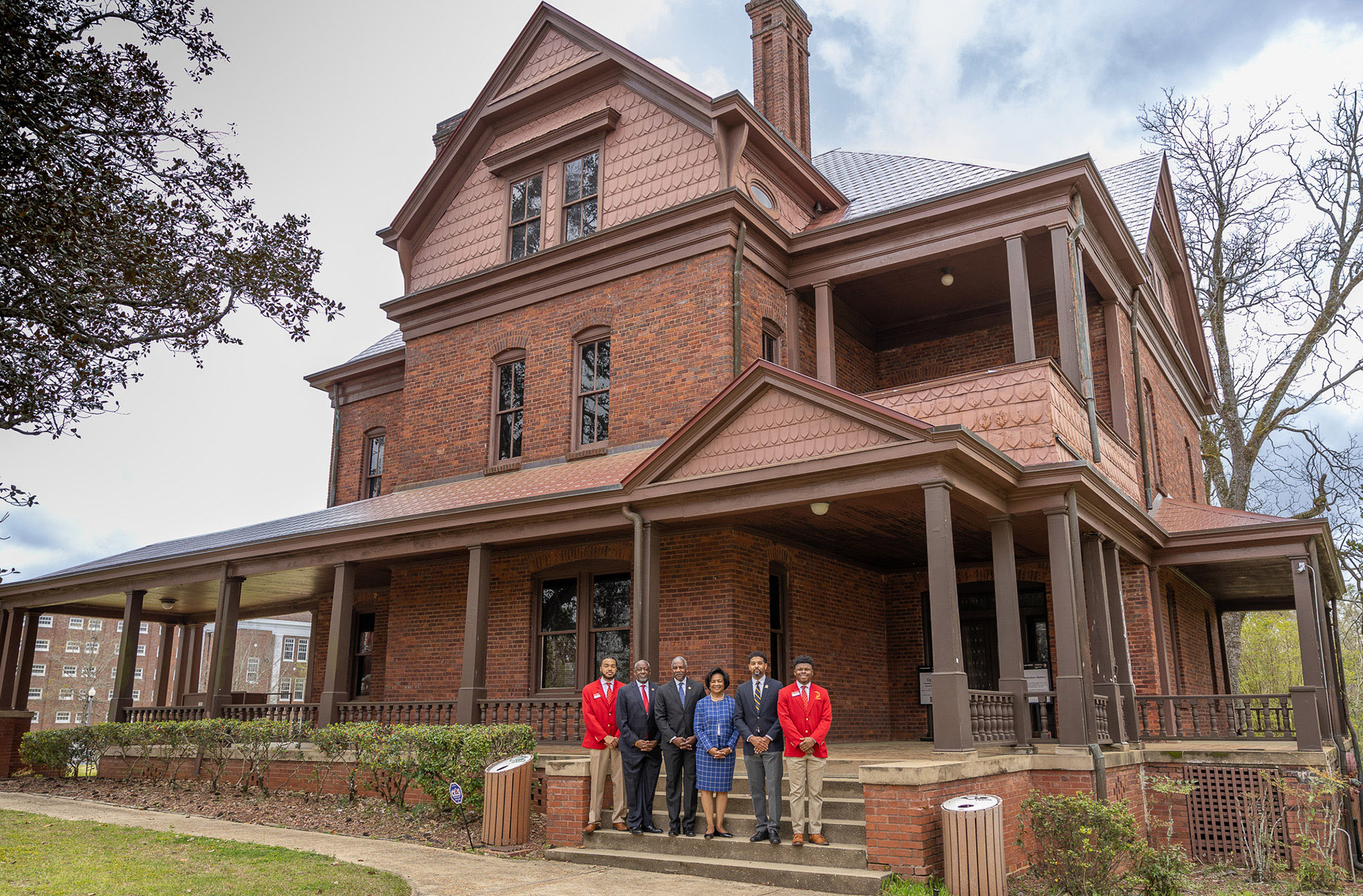 Group picture on steps of The Oaks.