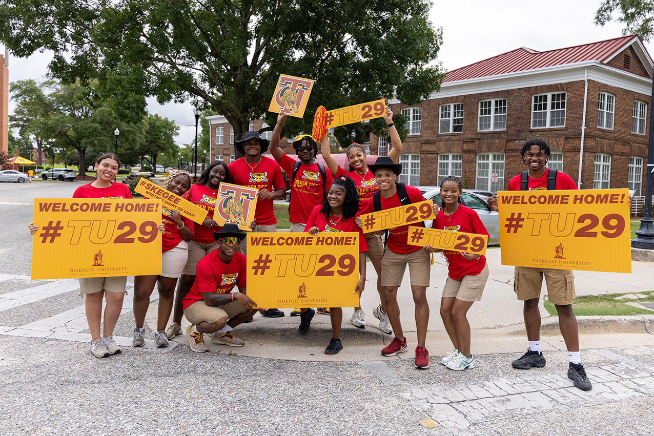 New Student Orientation leaders holding Welcome signs
