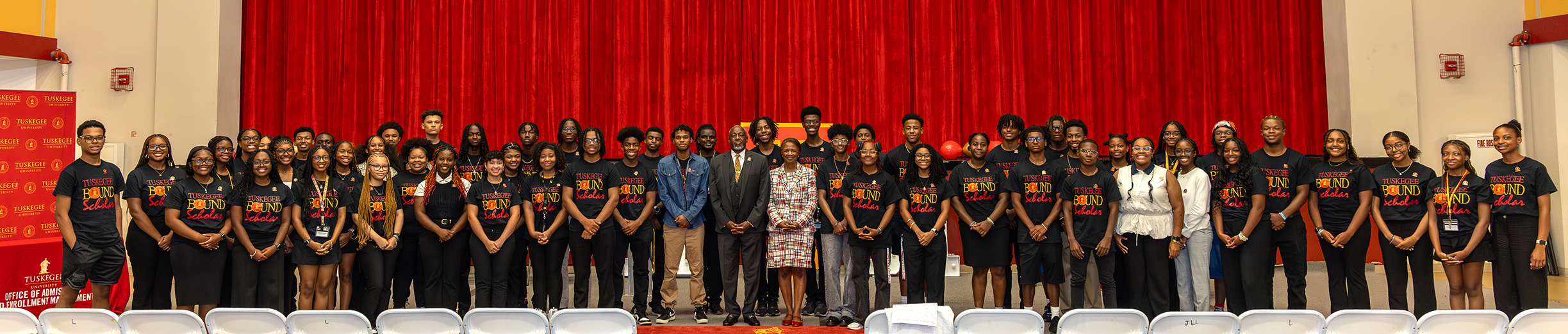 Group picture of Presidential Scholars on stage
