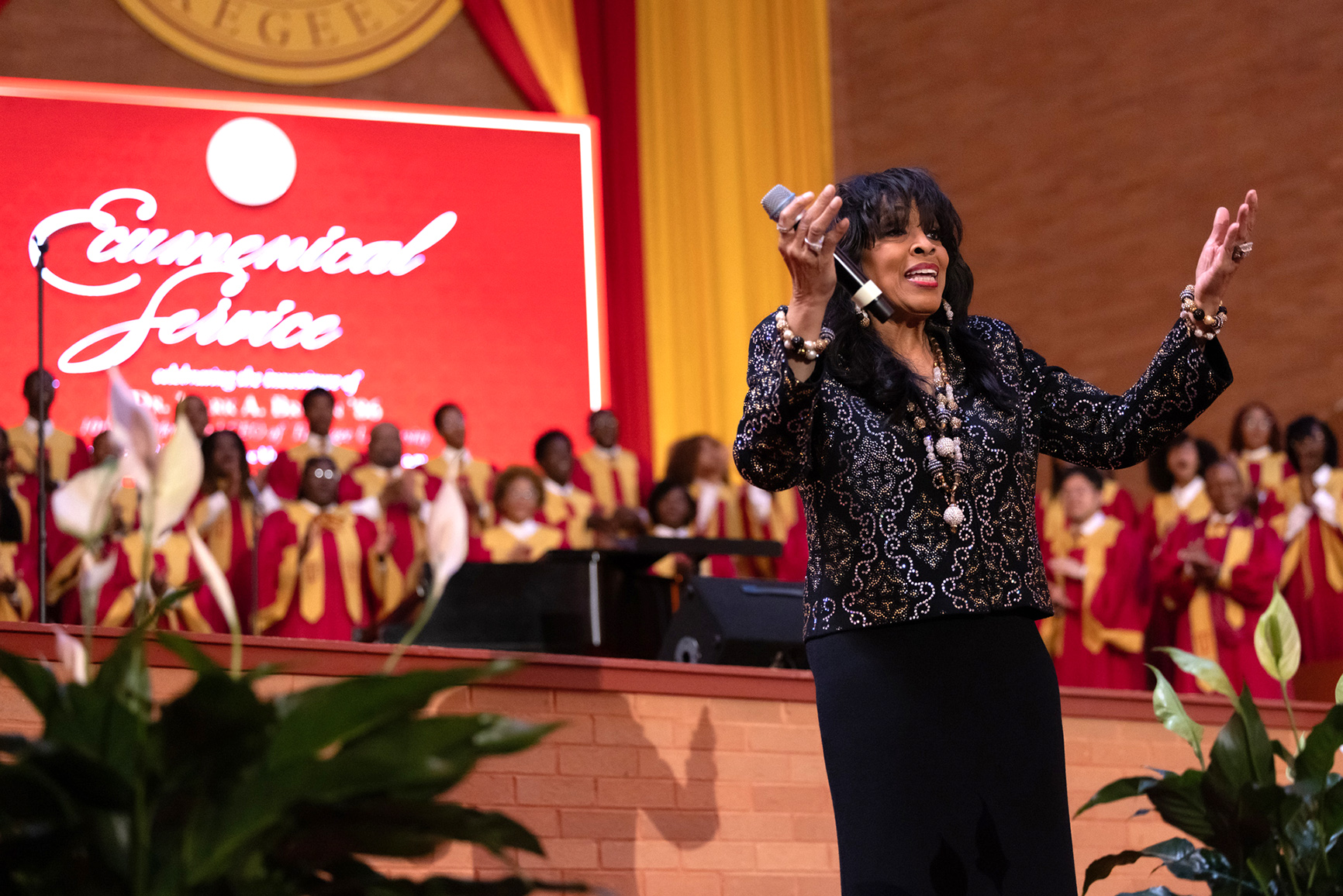 Vickie Winans at the Investiture Ecumenical Service