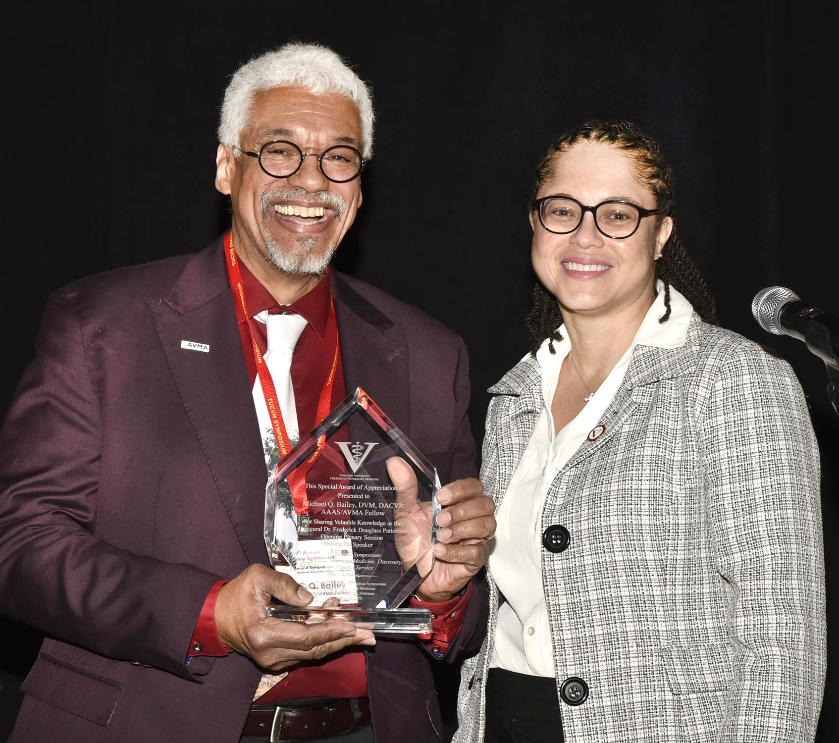 Dr. Bailey receives Patterson Speaker award from Dr. Gilbreath