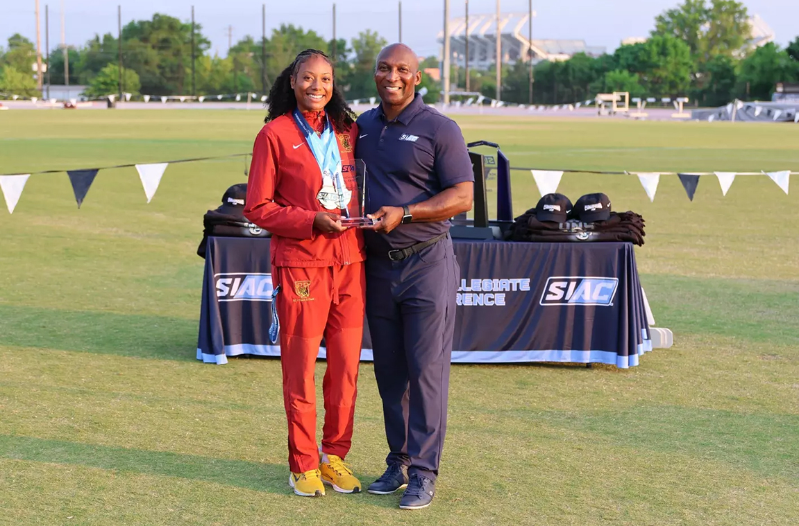 Commissioner Anthony Holloman presents award to Tuskegee